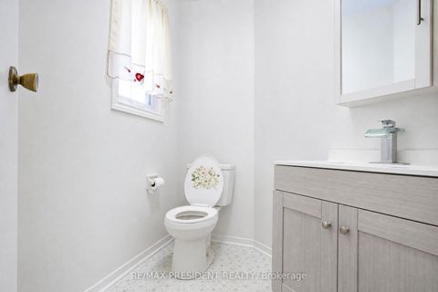 Photo 10 at 29 Norbrook Crescent, Clairville, Toronto