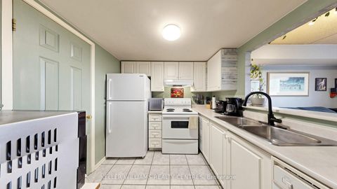 Photo 18 at 417 - 160 Wellington Street E, Aurora Village, Aurora