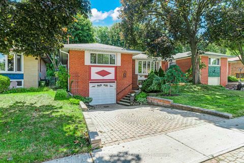 Photo 2 at 39 Wantanopa Crescent, Woburn, Toronto