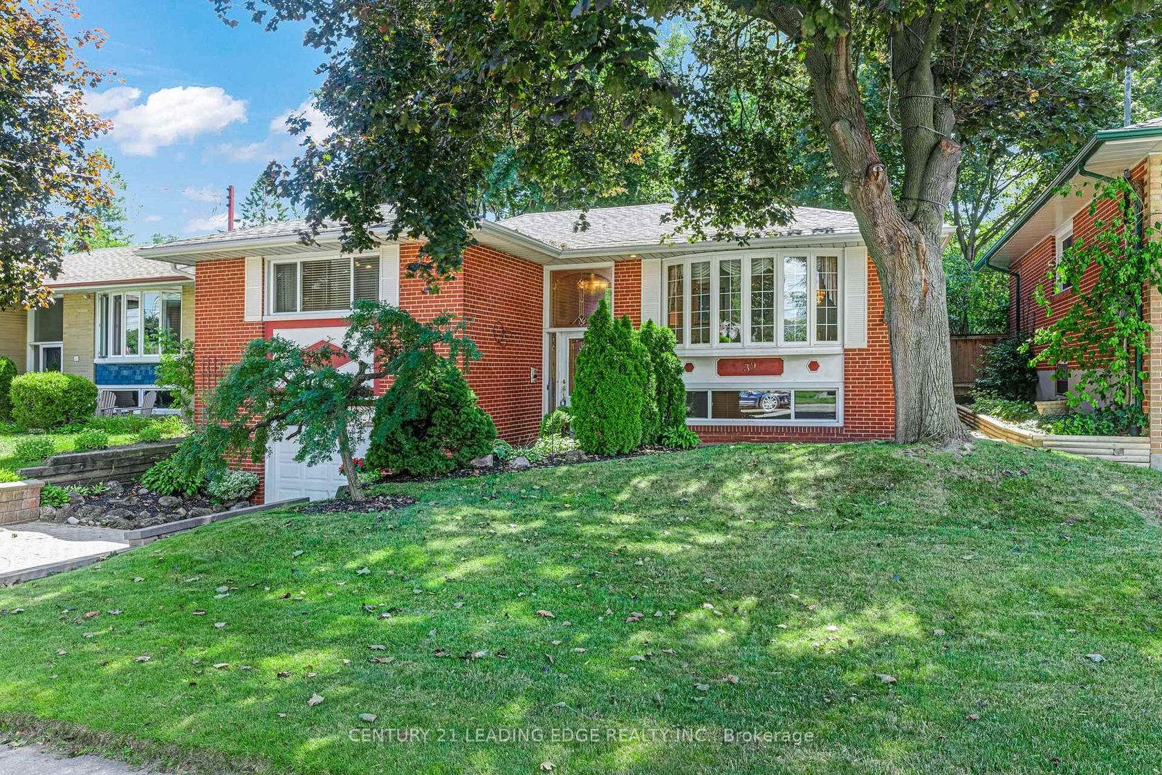39 Wantanopa Crescent, Woburn, Toronto photo number 2