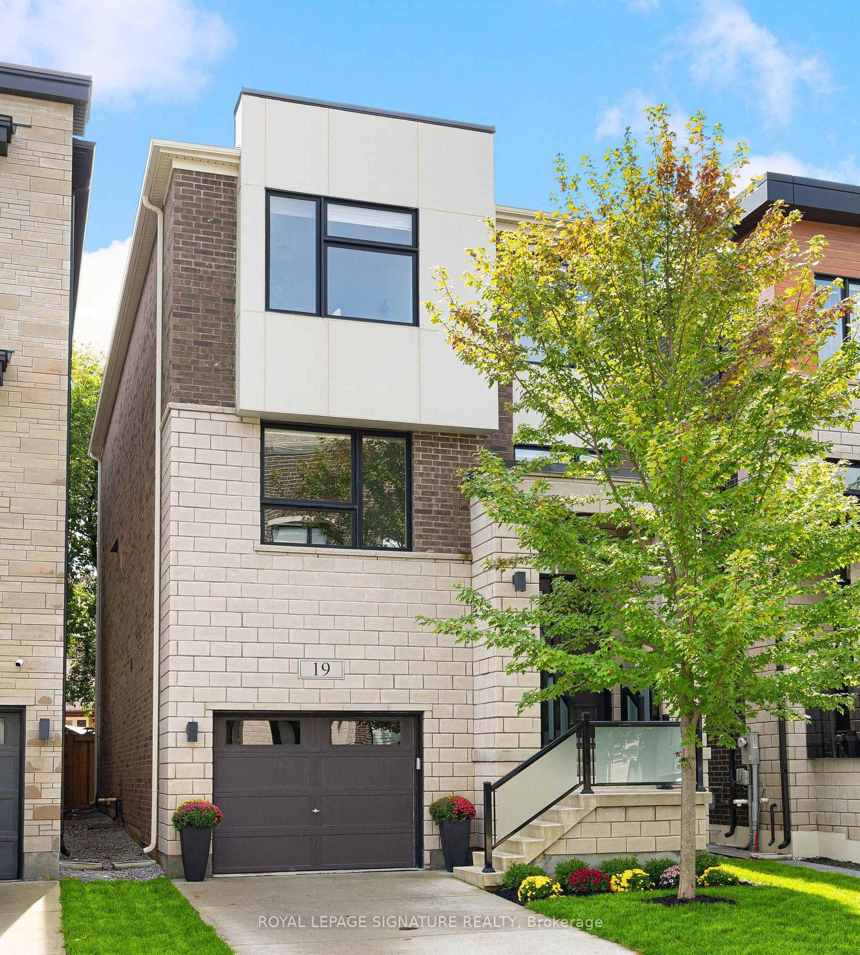 19 Hollyhock Court, Don Mills, Toronto photo number 2