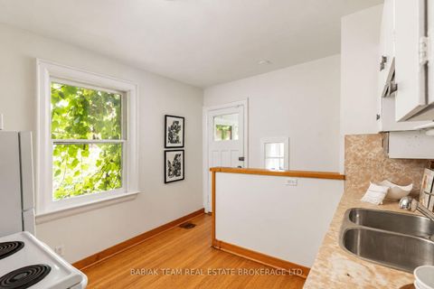 Photo 10 at 1 Rambert Crescent, Swansea, Toronto