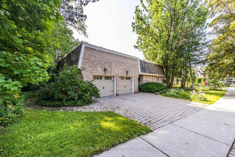 Photo 8 at 2 Chieftain Crescent, Windfields, Toronto