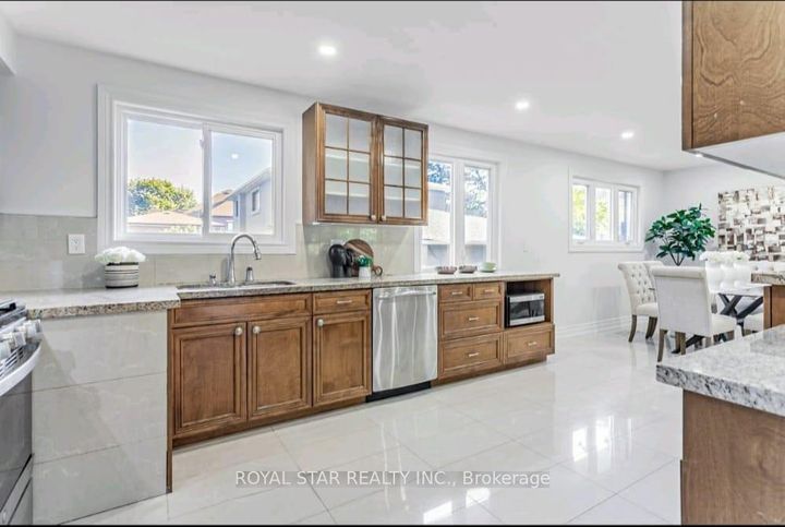 Photo 3 at 29 Westwood Lane, South Richvale, Richmond Hill