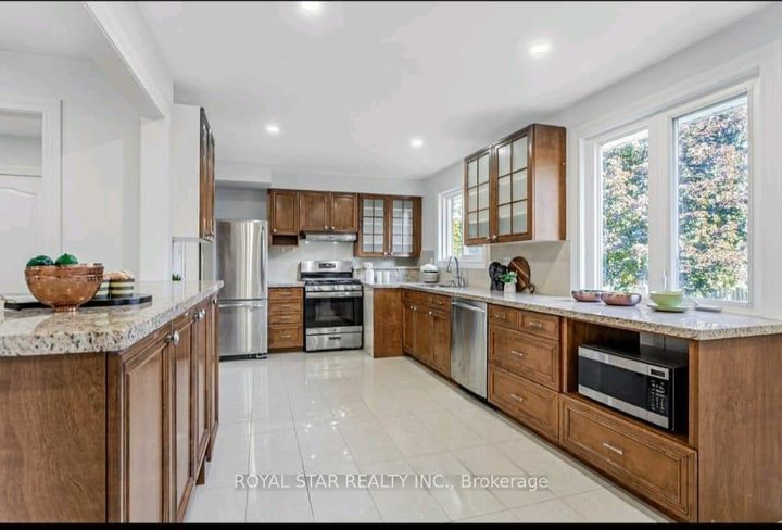Photo 4 at 29 Westwood Lane, South Richvale, Richmond Hill
