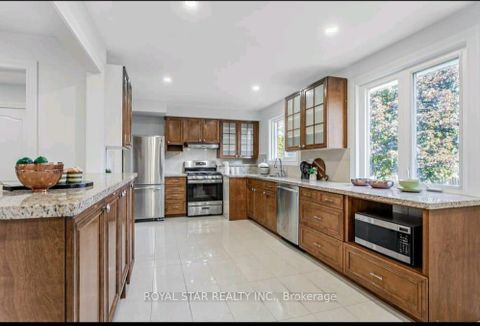 Photo 4 at 29 Westwood Lane, South Richvale, Richmond Hill