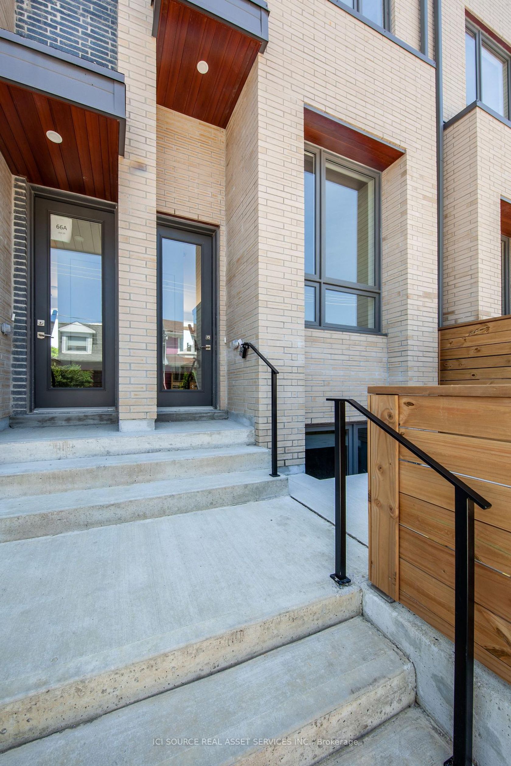 66B Perth Avenue, Dufferin Grove, Toronto photo number 2