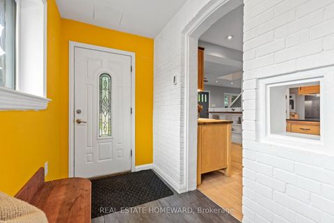 Photo 2 at 9 Dromore Crescent, Newtonbrook West, Toronto