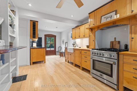 Photo 3 at 9 Dromore Crescent, Newtonbrook West, Toronto