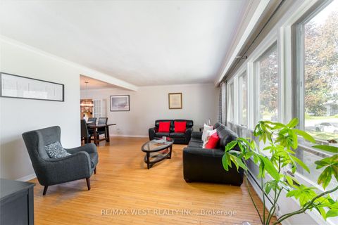 Photo 4 at 274 Maxwell Street, Bathurst Manor, Toronto