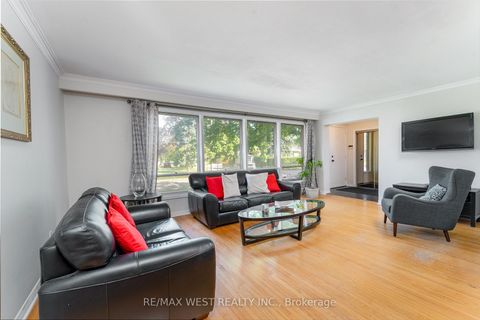 Photo 5 at 274 Maxwell Street, Bathurst Manor, Toronto
