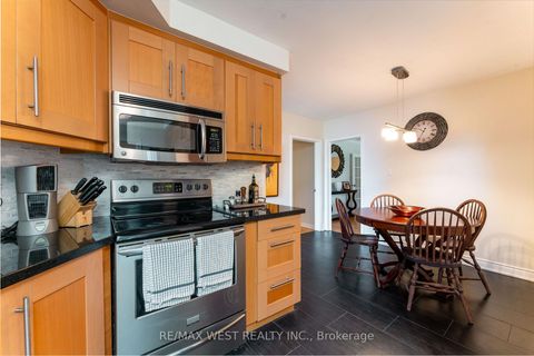 Photo 11 at 274 Maxwell Street, Bathurst Manor, Toronto