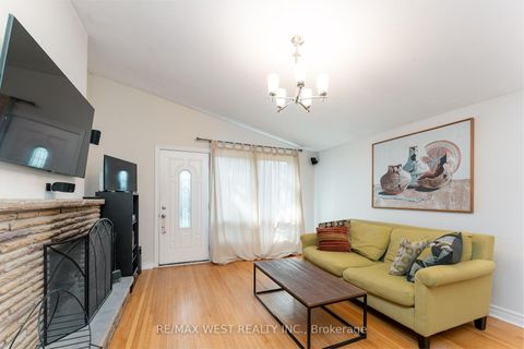 Photo 13 at 274 Maxwell Street, Bathurst Manor, Toronto