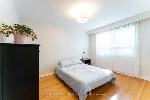 Photo 18 at 274 Maxwell Street, Bathurst Manor, Toronto