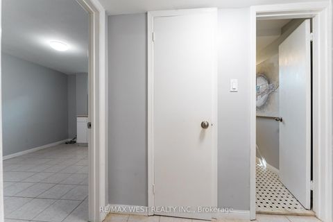 Photo 34 at 274 Maxwell Street, Bathurst Manor, Toronto