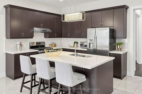 Photo 13 at 211 Touch Gold Crescent, Bayview Southeast, Aurora