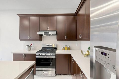 Photo 15 at 211 Touch Gold Crescent, Bayview Southeast, Aurora