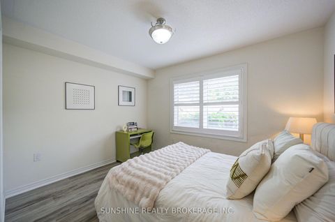 Photo 2 at 40 PRINGDALE GARDENS Circle, Eglinton East, Toronto