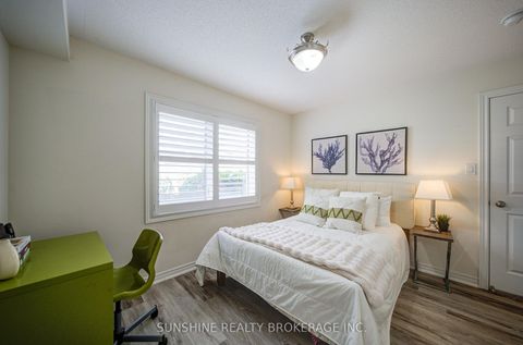 Photo 3 at 40 PRINGDALE GARDENS Circle, Eglinton East, Toronto