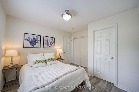 Photo 4 at 40 PRINGDALE GARDENS Circle, Eglinton East, Toronto