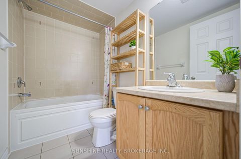 Photo 5 at 40 PRINGDALE GARDENS Circle, Eglinton East, Toronto
