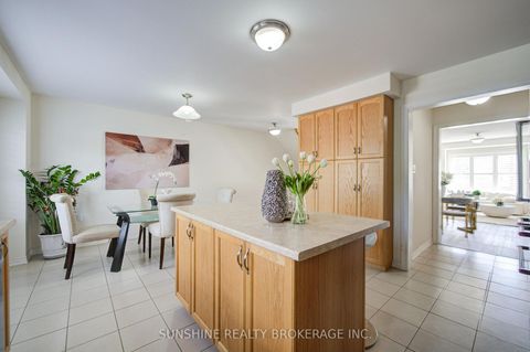 Photo 12 at 40 PRINGDALE GARDENS Circle, Eglinton East, Toronto