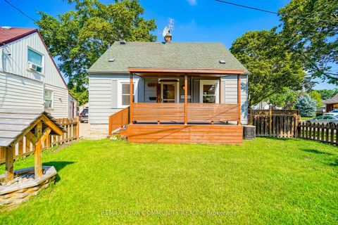 Photo 1 at 102 Hearst Circle, Amesbury, Toronto