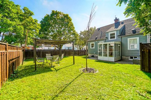 Photo 2 at 102 Hearst Circle, Amesbury, Toronto