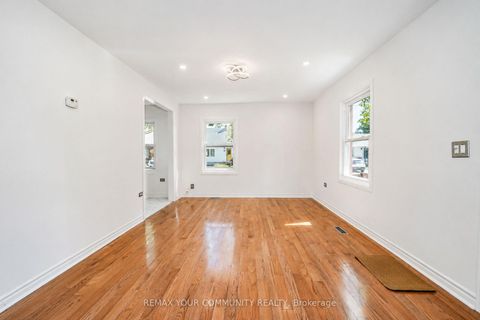 Photo 3 at 102 Hearst Circle, Amesbury, Toronto