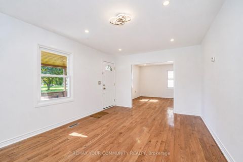 Photo 4 at 102 Hearst Circle, Amesbury, Toronto