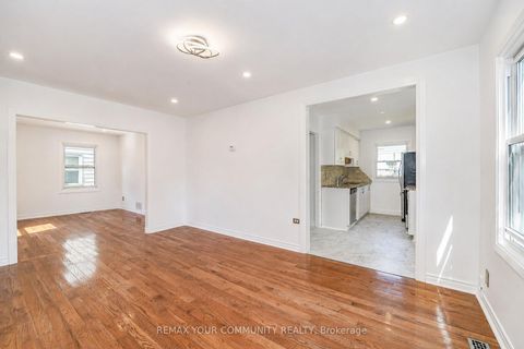 Photo 5 at 102 Hearst Circle, Amesbury, Toronto