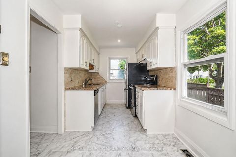 Photo 6 at 102 Hearst Circle, Amesbury, Toronto