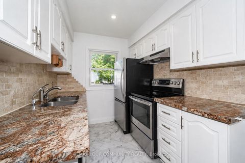 Photo 7 at 102 Hearst Circle, Amesbury, Toronto