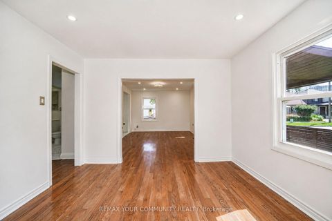 Photo 8 at 102 Hearst Circle, Amesbury, Toronto