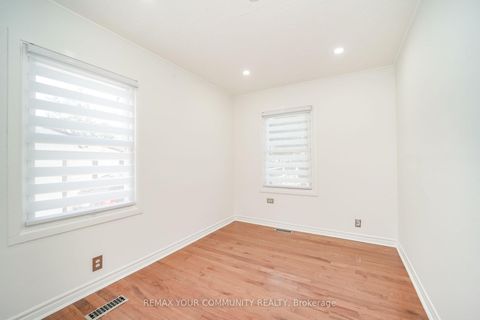 Photo 9 at 102 Hearst Circle, Amesbury, Toronto
