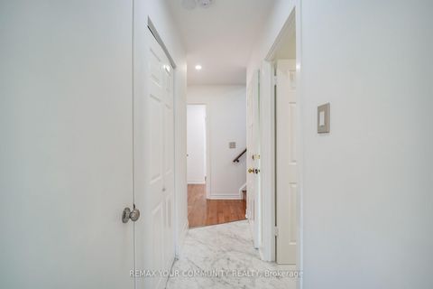 Photo 12 at 102 Hearst Circle, Amesbury, Toronto