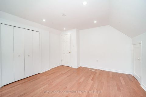 Photo 14 at 102 Hearst Circle, Amesbury, Toronto
