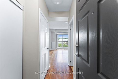 Photo 1 at 304 - 15450 Yonge Street, Aurora Heights, Aurora
