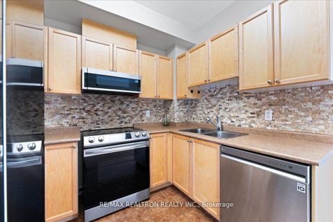 Photo 12 at 304 - 15450 Yonge Street, Aurora Heights, Aurora