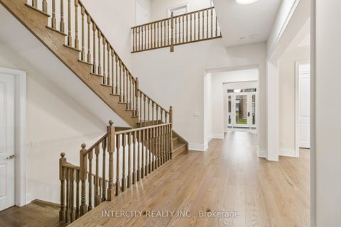 Photo 4 at 15 Garriock Hall Avenue, King City, King