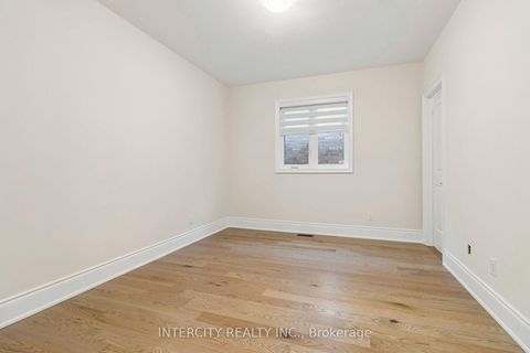 Photo 34 at 15 Garriock Hall Avenue, King City, King