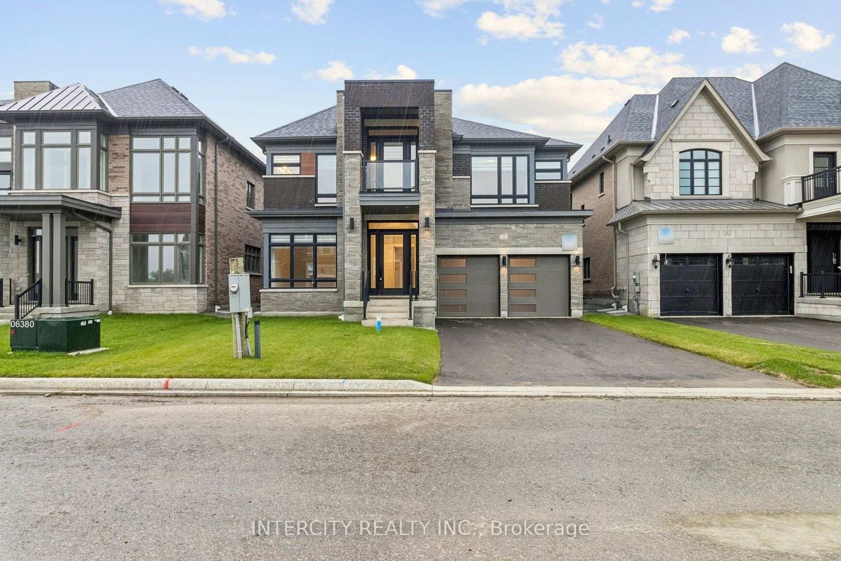 15 Garriock Hall Avenue, King City, King photo number 2