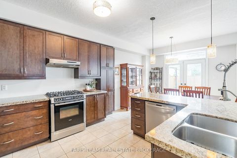 Photo 5 at 33 Auburn Court, Ardagh, Barrie
