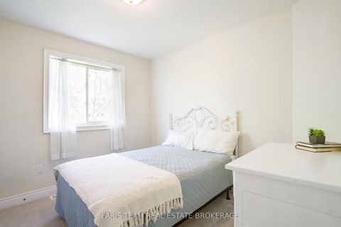 Photo 24 at 33 Auburn Court, Ardagh, Barrie