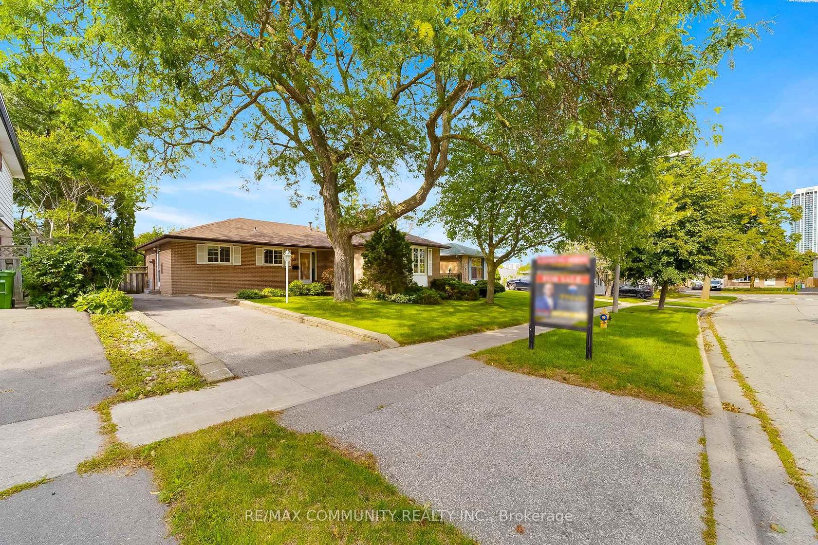 30 Bridlington Street, Woburn, Toronto photo number 2