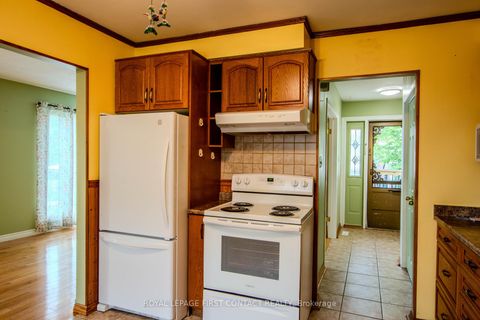 Photo 8 at 12 Daphne Crescent, Cundles East, Barrie
