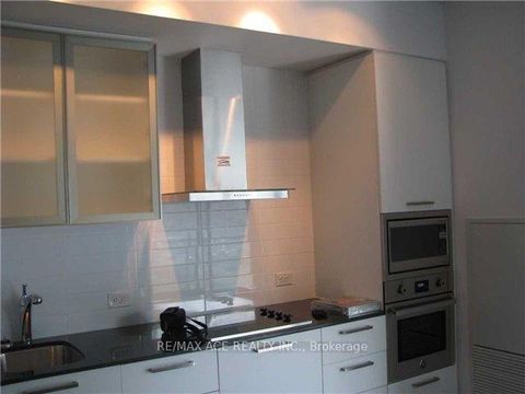 Photo 3 at 404 - 12 York Street, Waterfront Communities C1, Toronto