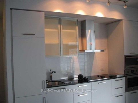 Photo 4 at 404 - 12 York Street, Waterfront Communities C1, Toronto