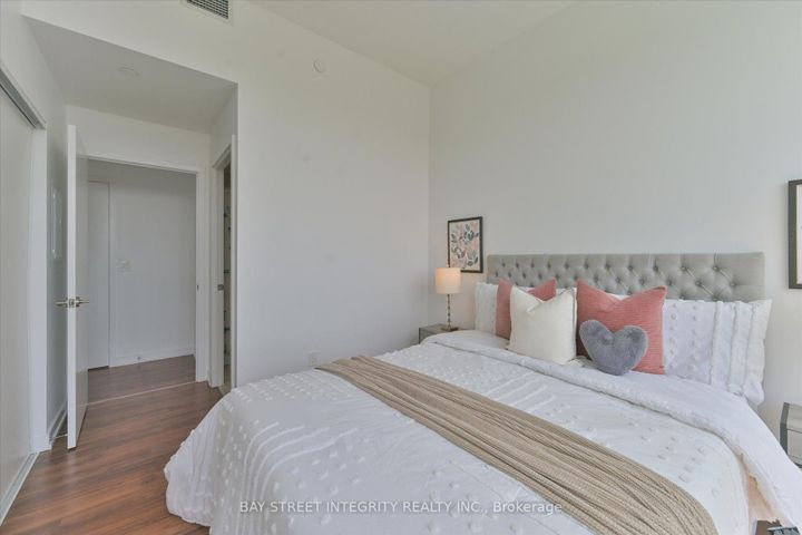 Photo 9 at 903 - 117 Mcmahon Drive, Bayview Village, Toronto