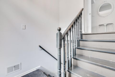 Photo 2 at 39 Checkendon Drive, Kipling, Toronto